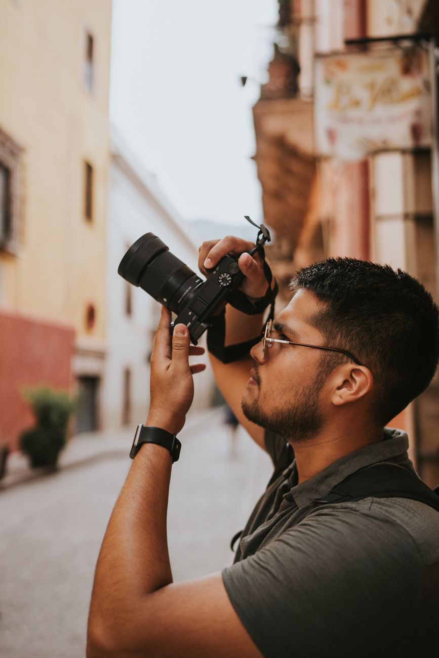 Fotógrafo capturando un mercado colonial mexicano