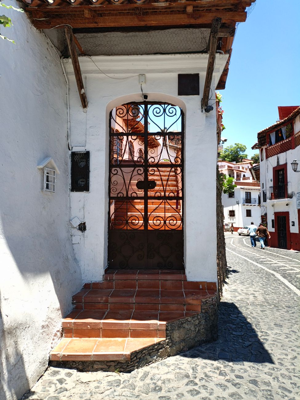 Calle empedrada con arquitectura virreinal y tejados de teja en Michoacán