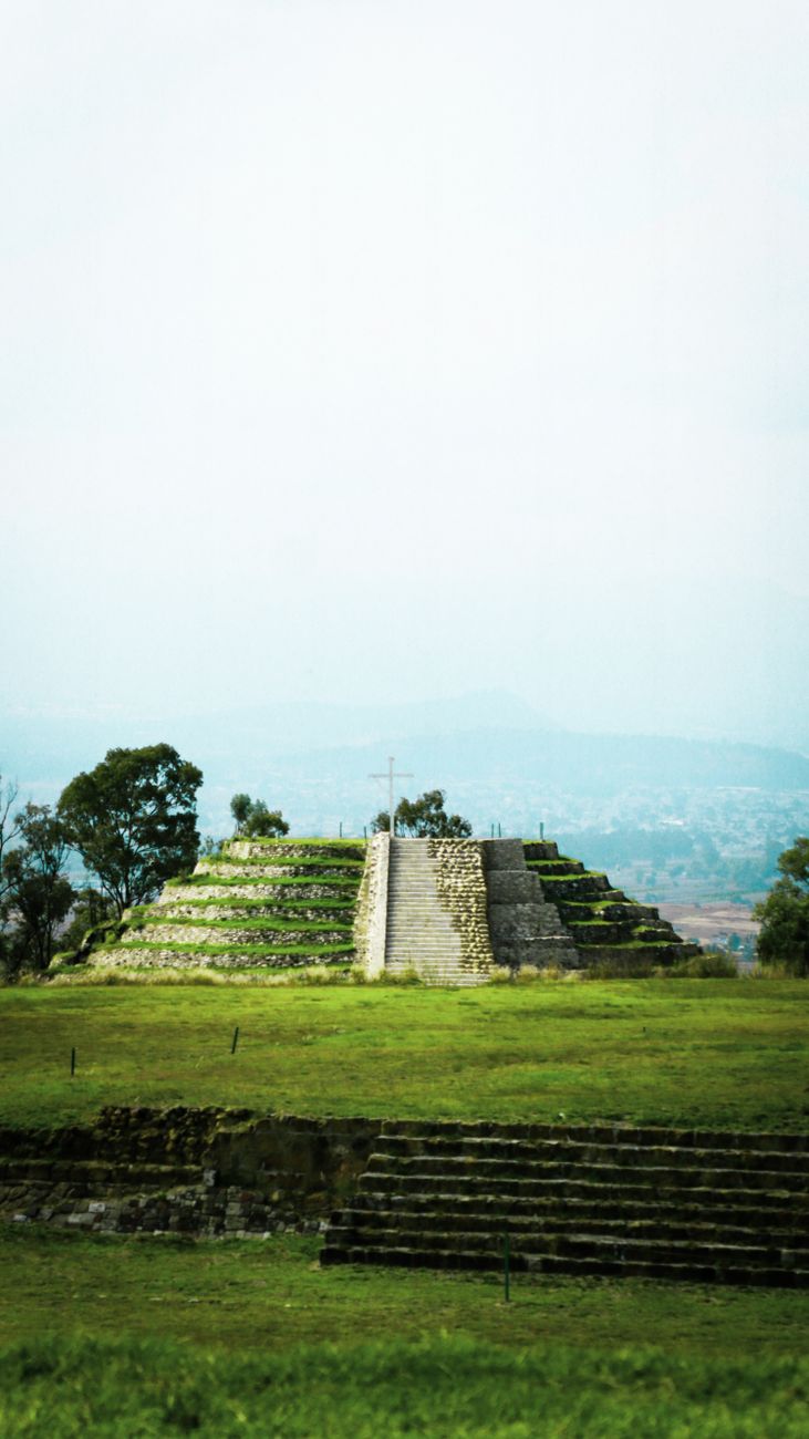 Paisaje icónico de México con pirámides y vegetación autóctona